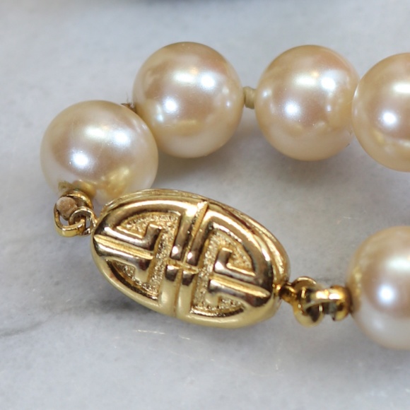 ⚜️ Vintage Givenchy Pearl Bracelet with Logo Clasp - Picture 9 of 16